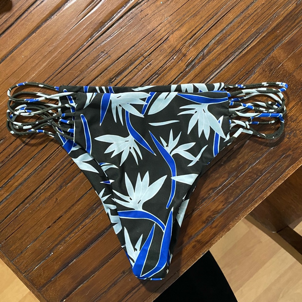 Barely worn MIKOH bottoms size medium could fit s